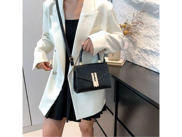 Жіноче кросбоді із золотистою фурнітурою Lilly P2-1801A чорне