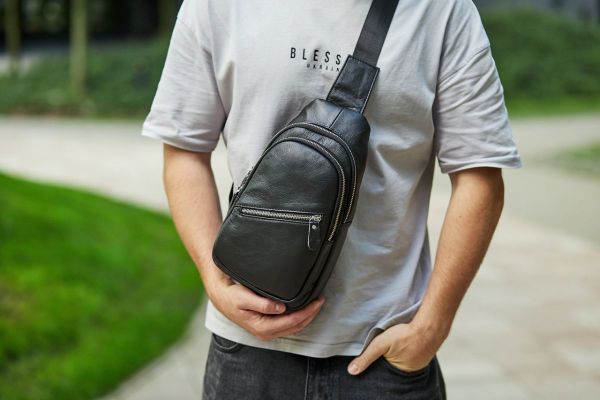 Чоловіча нагрудна сумка бананка зі шкіри на плечі 31х17х9 Tiding Bag 79906 чорна
