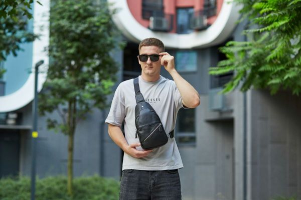 Чоловіча містка бананка 18х32х7 шкіряна для прогулянок Tiding Bag 7579 чорна