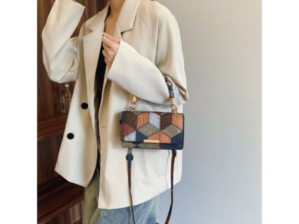 Кросбоді з еко-шкіри з геометричним малюнком Lilly P2-15119230BL мультиколор
