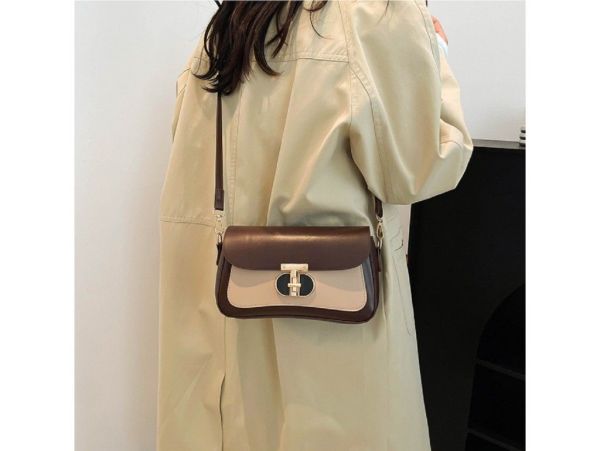 Кросбоді жіноче з клапаном на замку Lilly P2-1601DB темно коричневе