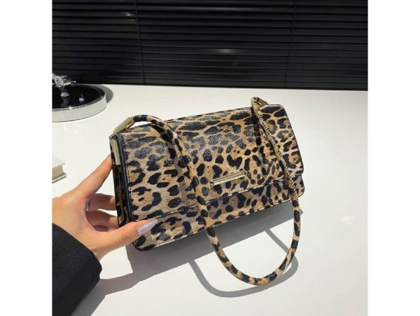 Кросбоді з клапаном з еко-шкіри Lilly P2-8208LB коричнева