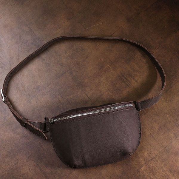 Кожаная матовая бананка Shvigel 16381 коричневая