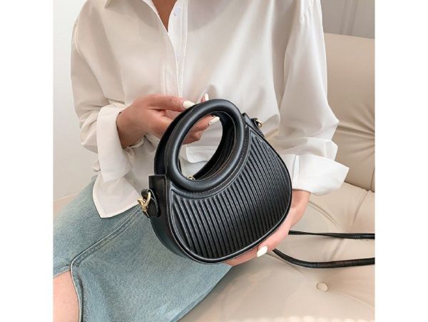 Стильна асиметрична сумочка з екошкіри Lilly P2-88148A чорна