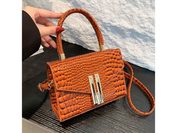 Жіноче кросбоді із золотистою фурнітурою Lilly P2-1801C коричнева