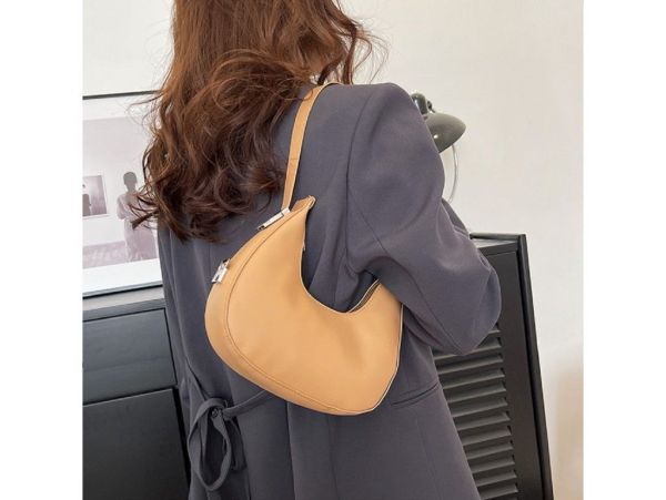 Напівкругла жіноча сумочка в еко-шкірі Lilly P4-2212C коричнева